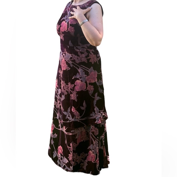 Tahari Arthur S Levine Layered Floral-Print Velvet Gown Size 8 - Picture 2 of 13